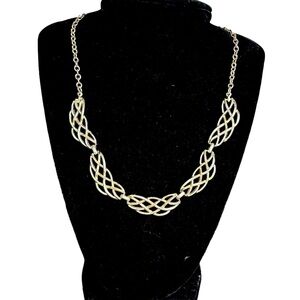 Vintage silver tone necklace. I’m excellent used condition.